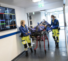 Rettungssanitäterinnen mit Patient