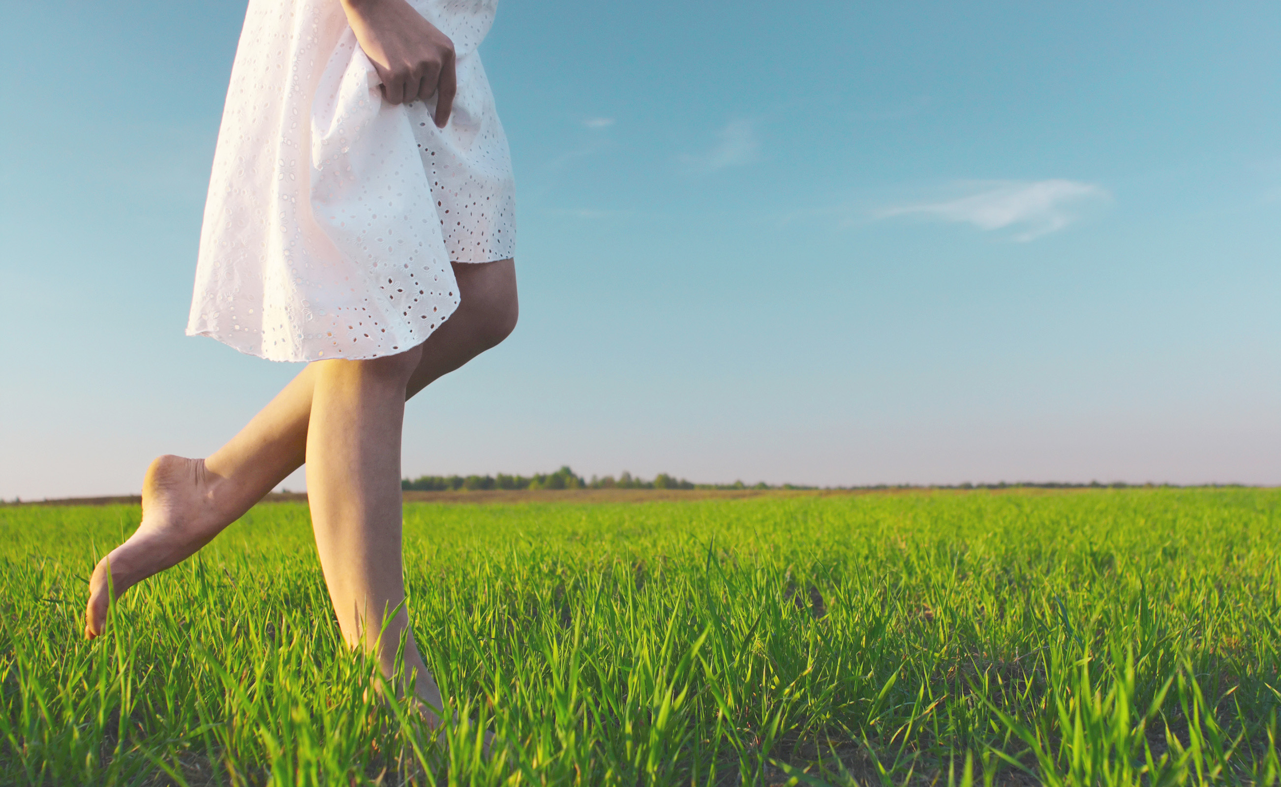 Держать по ветру 3. Женские ноги. Босыми ногами по траве. Ноги летом. Босиком летом.