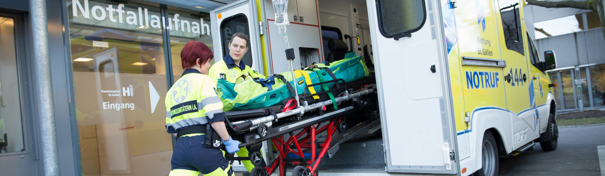 Rettungsdienst bringt Patient in die Notfallaufnahme