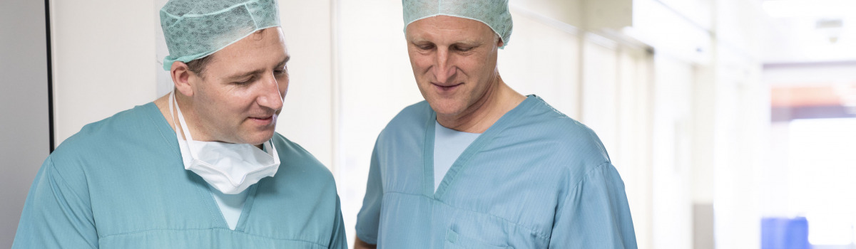 Dr. Hunter und Dr. Tasman sind plastische Gesichtschirurgen mit langjähriger Erfahrung.
