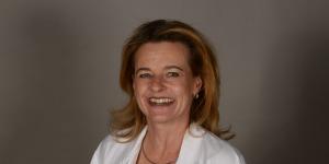 Portraitbild von Frau Prof. Barbara Ballmer-Weber 
