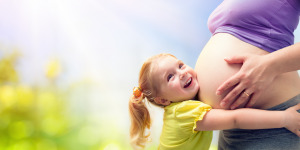 Schwangerschaft Umarmung Kind